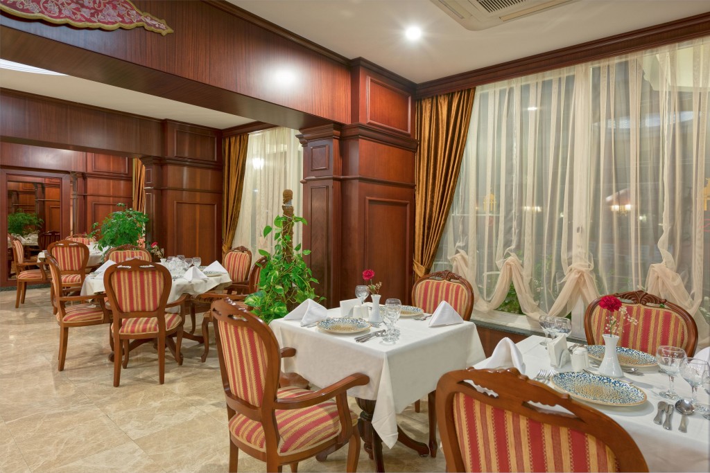 ANTIQUE ROMAN PALACE BOUTIQUE
