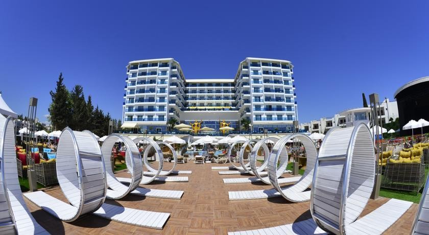 AZURA DELUXE RESORT & SPA HOTEL